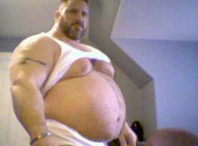 Мужчины с большими животами. Мужик с большим животом. Человек с болящим животом. Мужчины с большими животами. Мужик с большим животом.