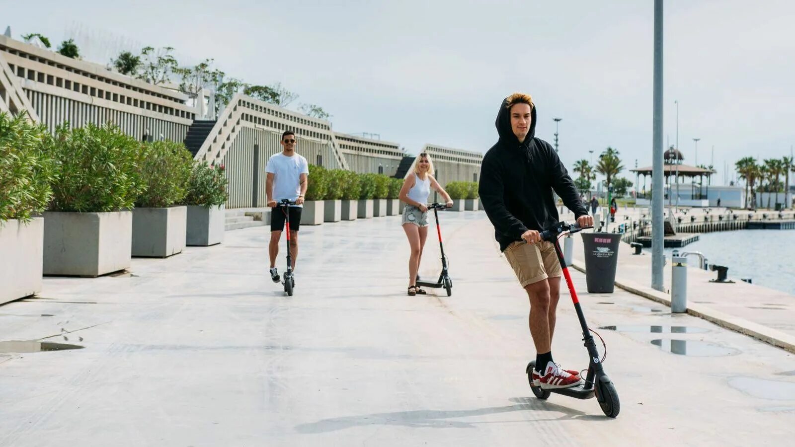 Как покататься на электросамокате. Электросамокат фирмы Scooter 2. Человек на самокате. Человек с электросамокатом. Электросамокат на дороге.