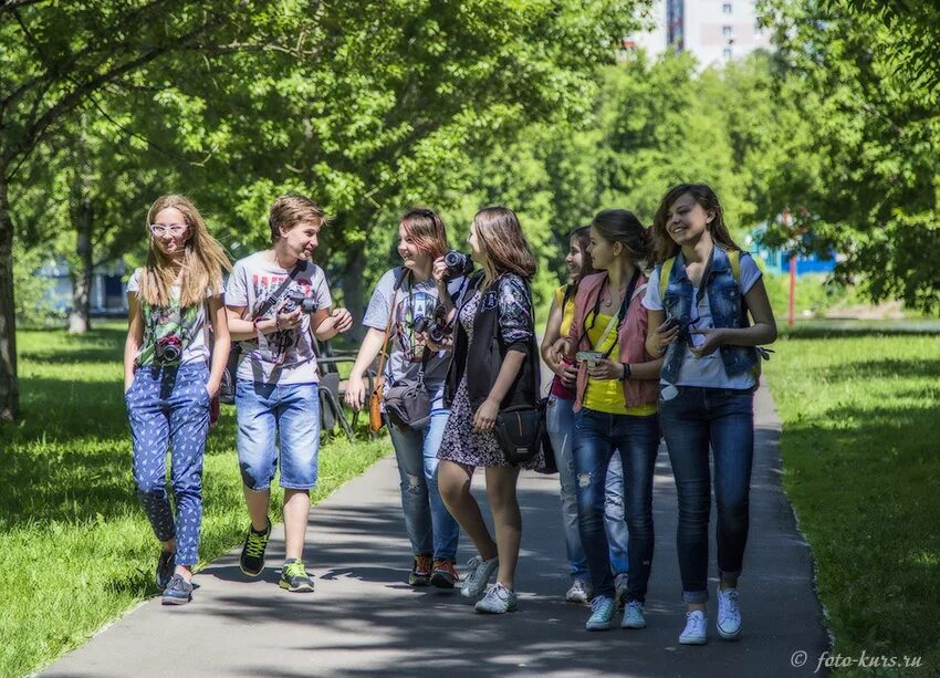 Подростки лето в москве. Фотокружок для подростков. Подростки летом в городе. Летние курсы. Фотосессия Тинейджер в Москве.