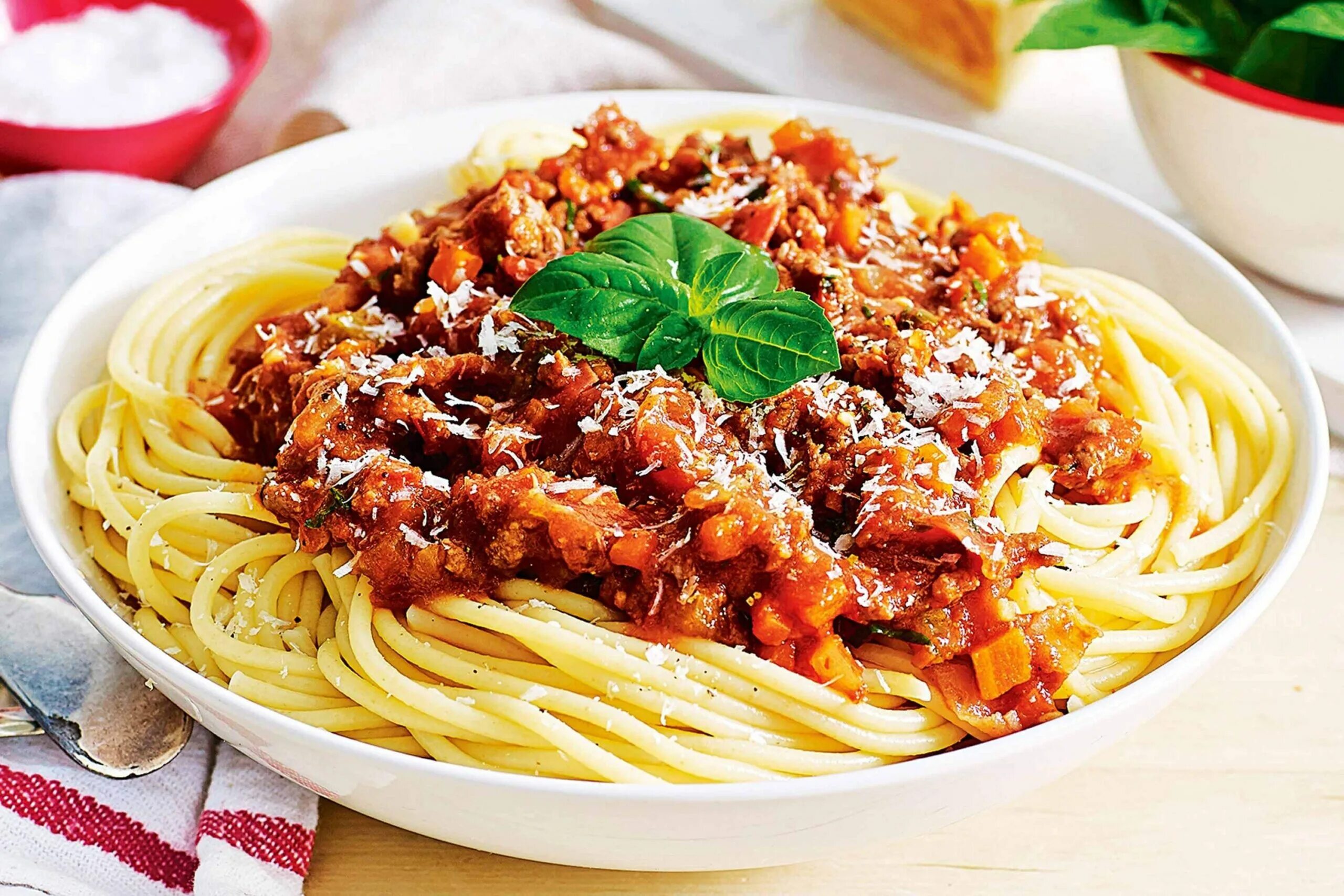 Спагетти с пастой болоньезе с фаршем рецепт. Спагетти с соусом Болонез. Мафальдине болоньезе. Болоньезе паста болоньезе. Итальянская паста болоньезе.