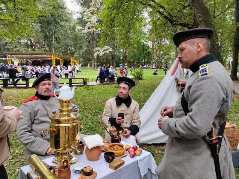 московское чаепитие площадки. самовар в парке горького. наталья долгарева самоварфест. музейные занятия коломенское. масленица блины самовар.