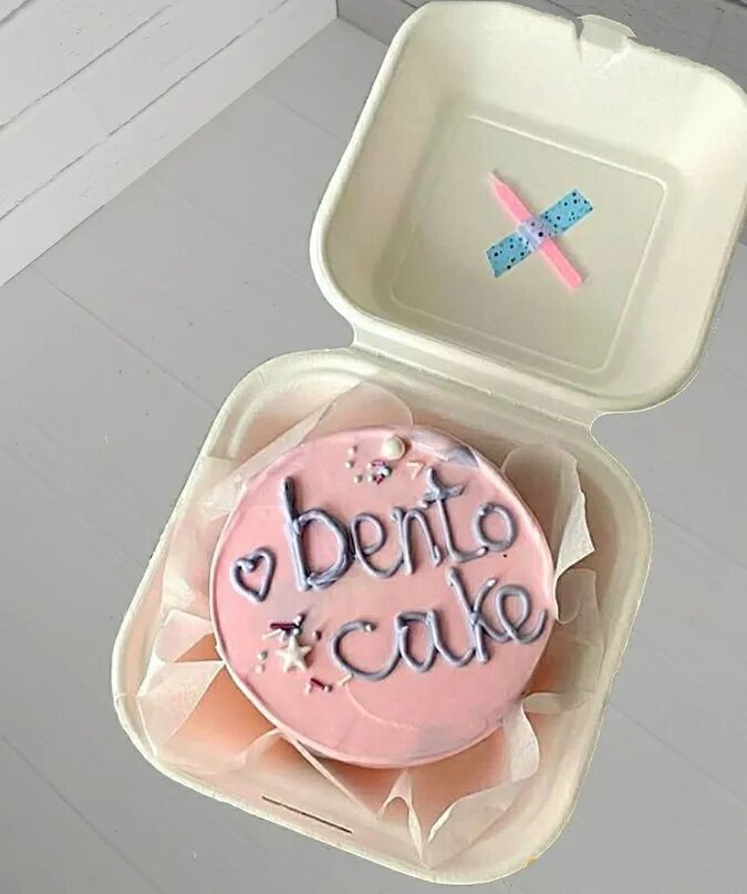 Коробки для тортов. Маленький тортик в коробочке. Как называется маленький торт в коробочке. Пирожные в коробке. Коробка для капкейков.