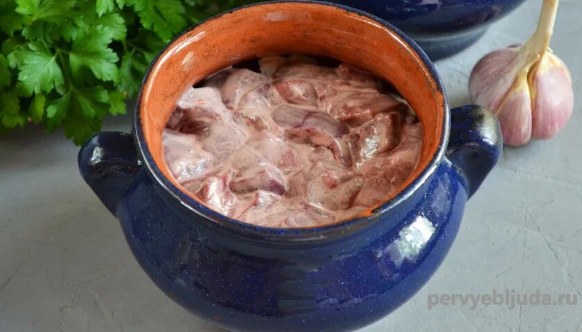 Куриная печень в горшочках. Куриная печень в горшочках в духовке. Печень с картофелем в горшочках в духовке. Печень с картошкой в горшочках. Рецепты куриной печени в горшочке.