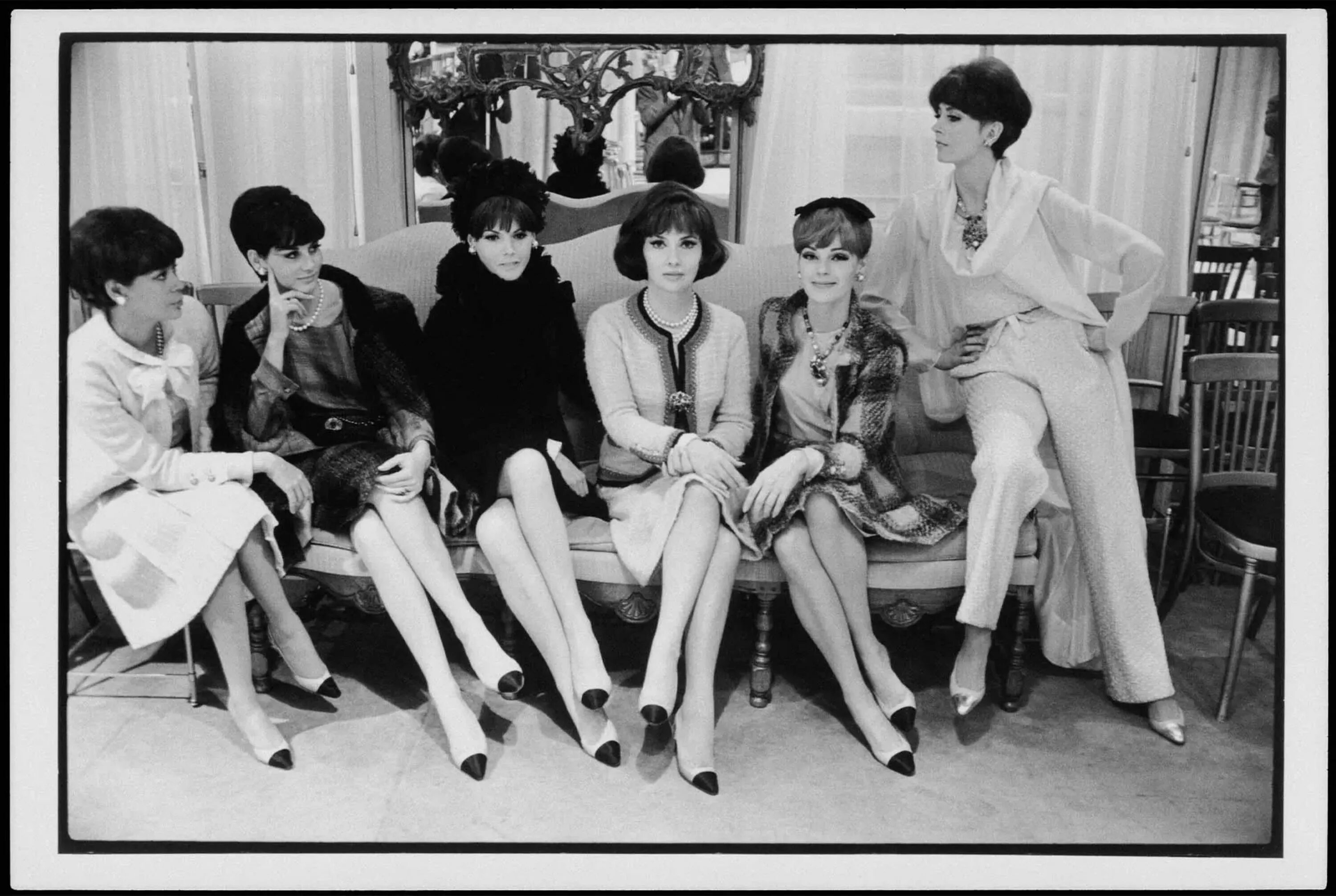 Туфли Коко Шанель 1957. Коллекция Коко Шанель 1954. Коко Шанель туфли лодочки. Манекенщицы Коко Шанель.