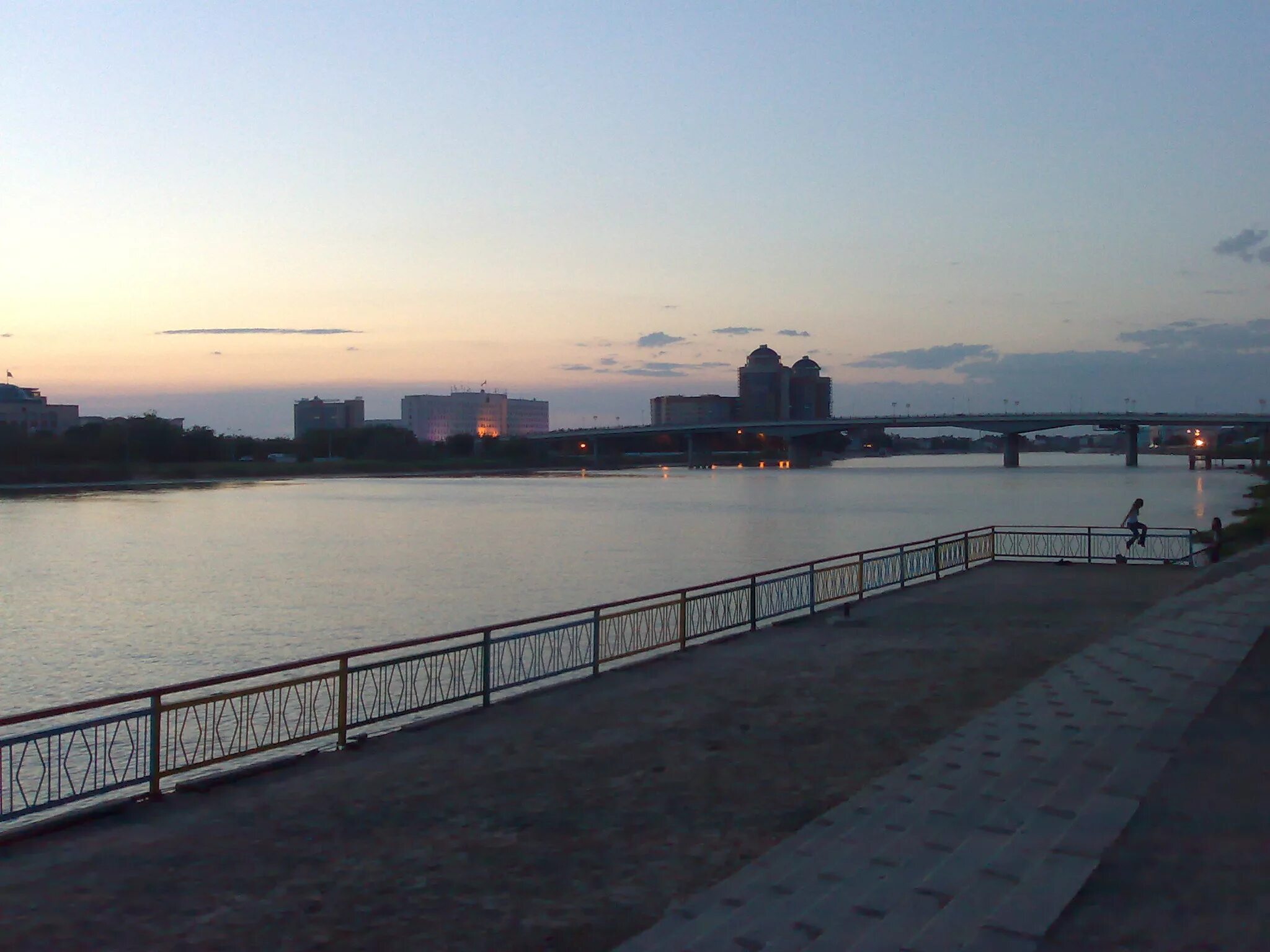 Город астрахань море. Каспийское море город каспийск. Каспий астрахань море. Побережье каспийского моря в калмыкии. Каспий астрахань море.