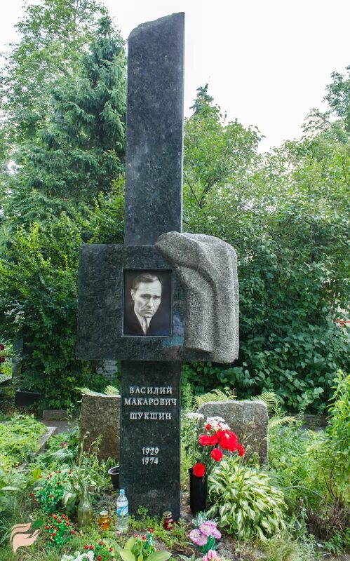Шукшин новодевичье кладбище. Могила василия шукшина. Шукшин новодевичье кладбище. Новодевичье кладбище шукшин. Могила василия шукшина на новодевичьем кладбище.