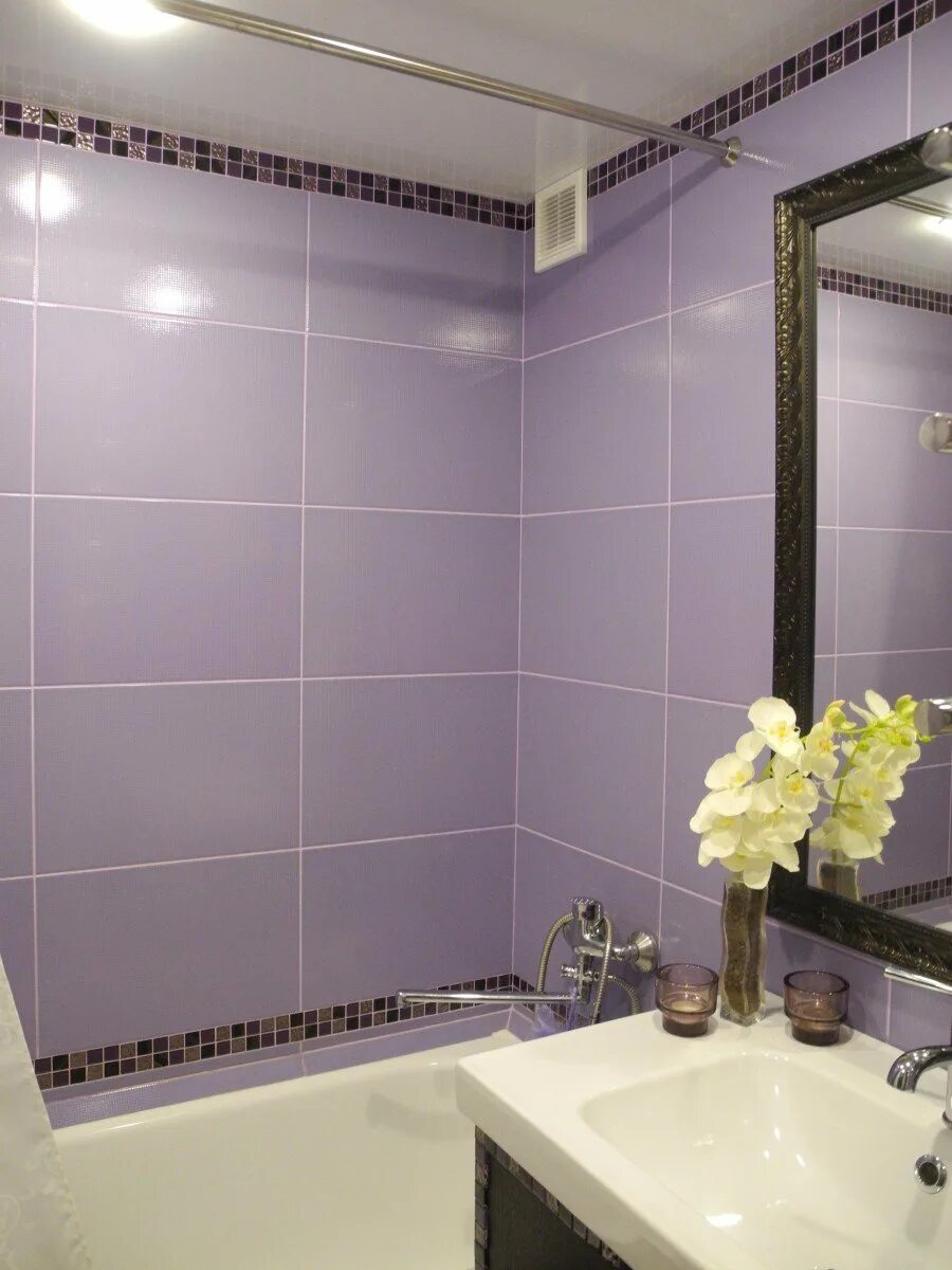 Какую плитку использовать в ванной. Фиолетовая плитка для ванной комнаты. Сиреневая плитка для ванной. Сиреневая плитка для ванной комнаты. Ванна однотонная плитка.