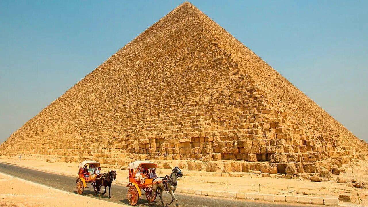 Исторический факт о фараоне хеопсе. Пирамида Хуфу Египет. Пирамида Хеопса. Пирамида Хуфу (Хеопса) в Египте. Пирамида Хеопса Золотая вершина.
