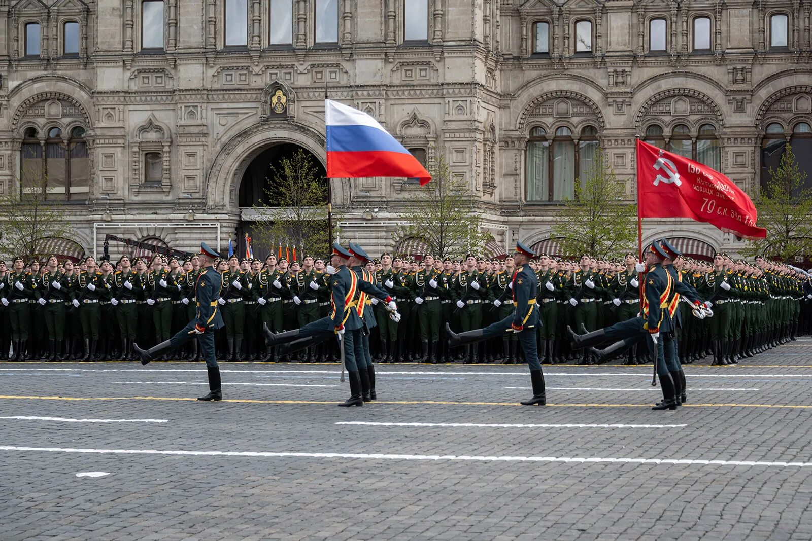 Знамя парада победы. Парад Победы 2004 в Москве. Москва 2011 год парад Победы. Парад 9 мая 2022. Флаг для парада Победы.