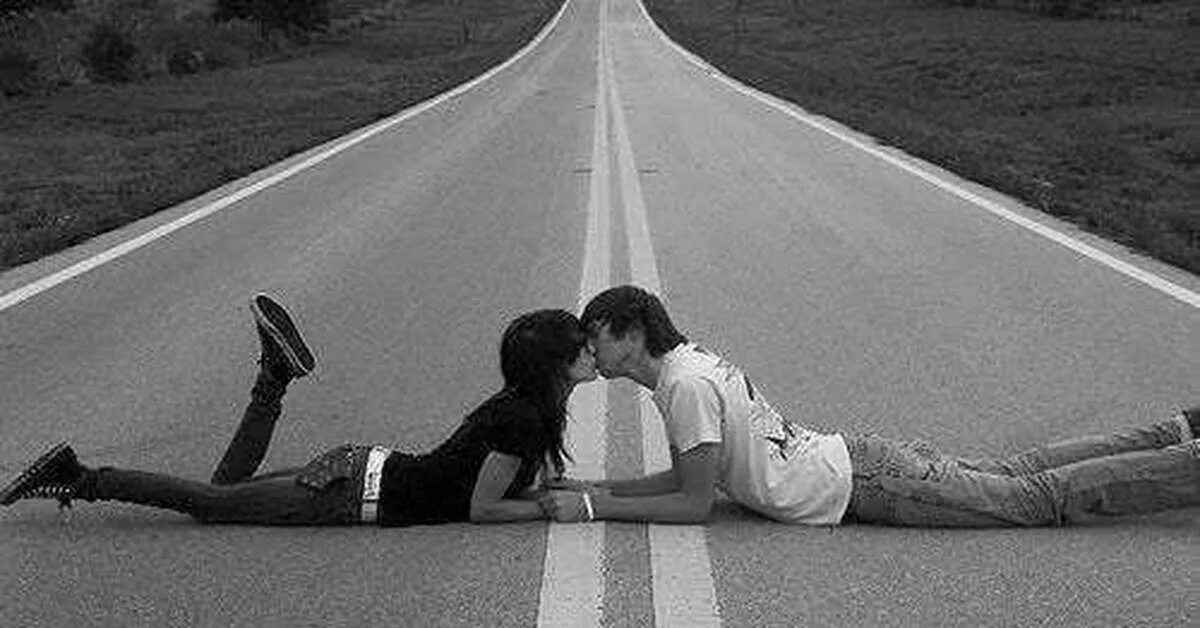 Парень и девушка двойной. Мужчина и женщина на дороге. парень и девушка на дороге. девушка лежит на дороге. парень и девушка лежат на дороге.