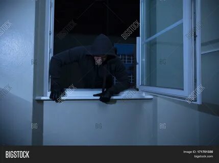 Выйти из дома через окно