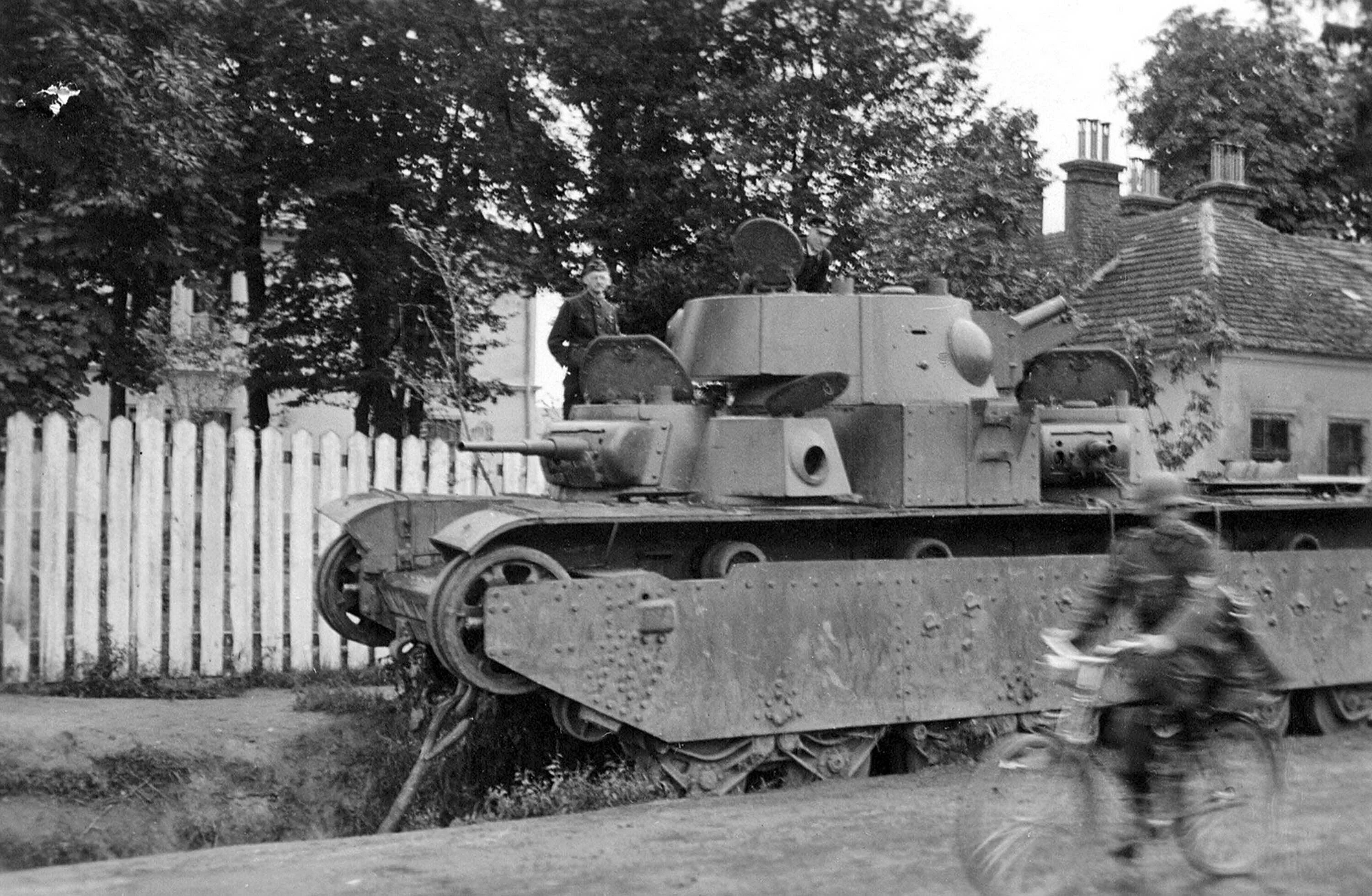 Какие танки были в начале войны. Т 35 ВОВ. Т-35 танк. Т-35 В Берлине 1945. Т-35 танк подбитый.
