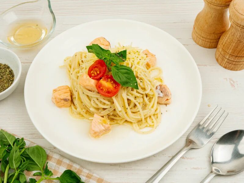 Карбонара с лососем в сливочном соусе. Паста фетучини с семгой в сливочном соусе. Паста с семгой. Спагетти с красной рыбой. Фетучини с копченым лососем.