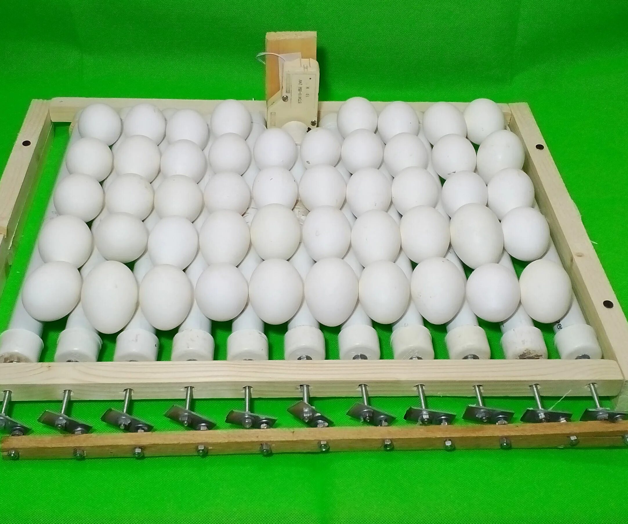 Автоматический переворот яиц в инкубаторе. Лоток для яиц инкубатора Синтек. Механизм переворота яиц в инкубаторе. Переворачиватель яиц для инкубатора.
