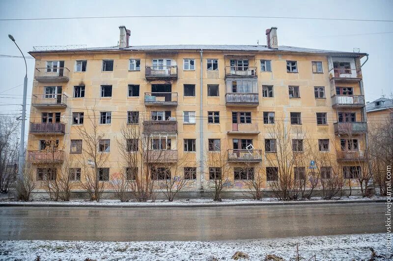 Фото пятиэтажного дома. ЕКБ хрущевка. Хрущевка 1-335 (хрущевский-кирпич). Четырехэтажная хрущевка Казань. Панельные 5 этажки.