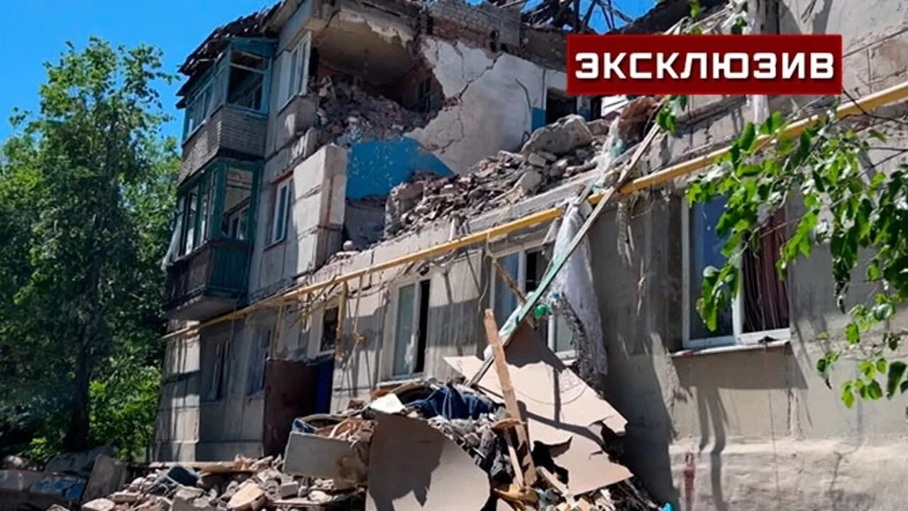 Сколько еще будем терпеть обстрелы. Здание рушится. Сколько еще будем терпеть обстрелы. Украинский двор. Сколько еще будем терпеть обстрелы.