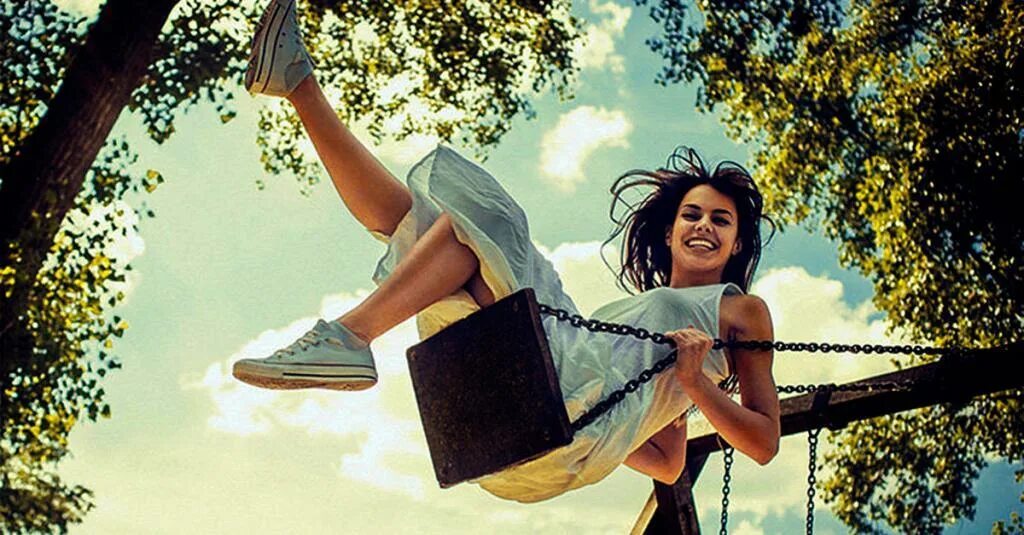 Цените маленькие радости однажды они. Если выкинуть из головы шаблон как оно все должно быть. Цитаты про моменты. Позитивная девушка. Девушка на качелях вверх ногами.