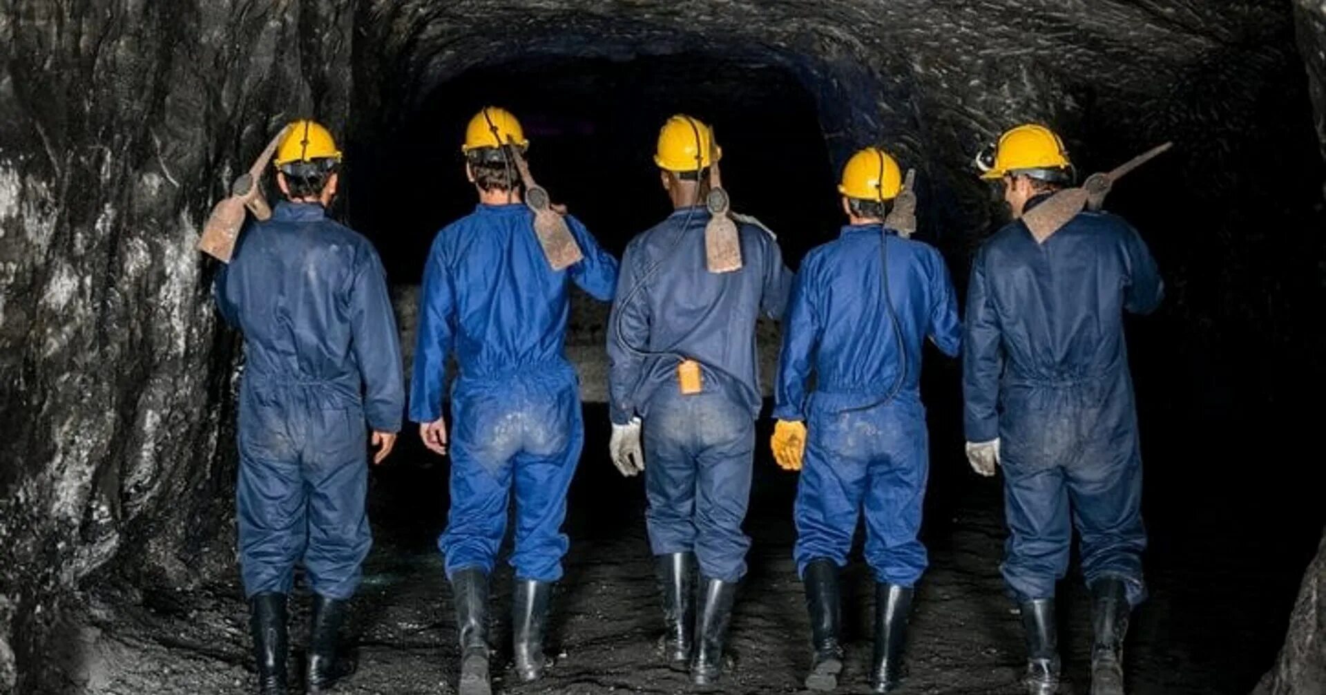 Подземные условия труда. Подземные работы время. Шахта мпоненг в южной африке. Проходчики в забое. Горнорабочий очистного забоя.