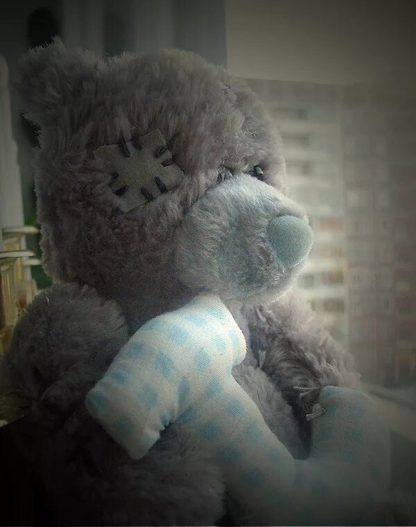 грустный медвежонок. грустный плюшевый медведь. мишки которые стоят на полке. мишка ждет тебя. уютный мишка.