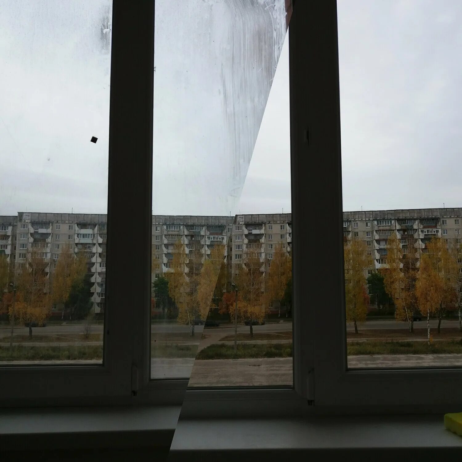 Зловещее окно. Тем временем из окна. Темно коричневое окно с бликами. Атмосферный вид из окна. Пейзаж в окне.