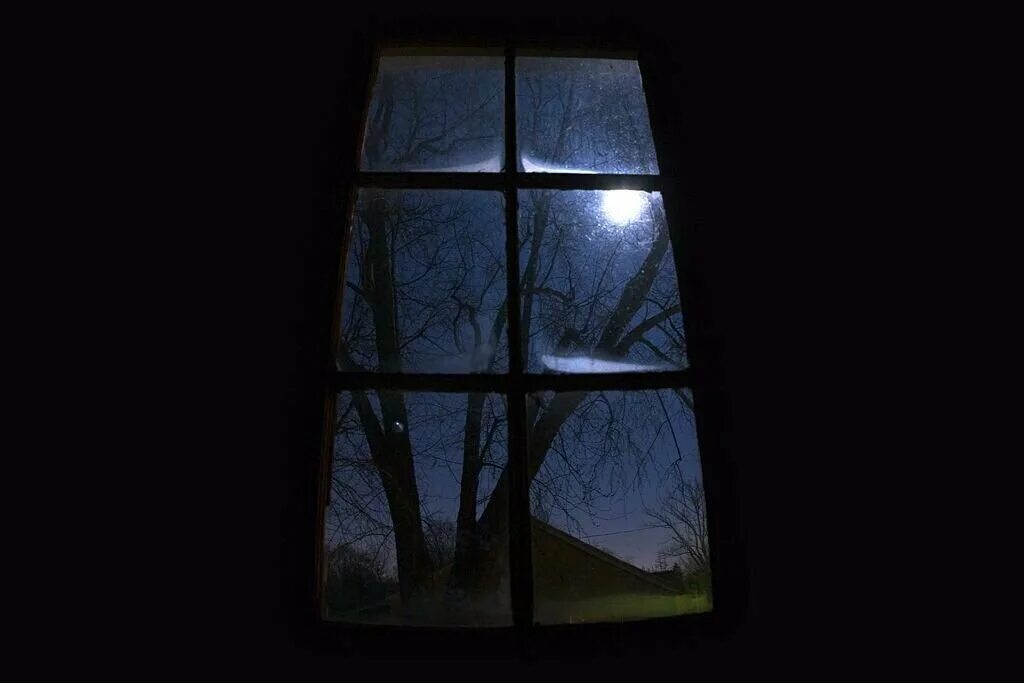 Луна заглядывает в окно. Окно ночью. Темное окно. Ночное окно. Ночь за окном.
