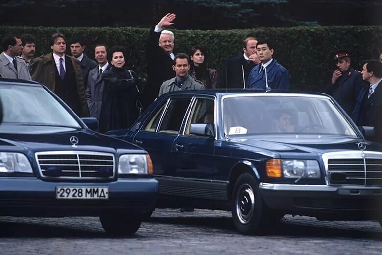 140 ой. Mercedes w140 бандиты. mercedes benz 600 w140 ельцина. mercedes w140 90е. 90-е бандиты мерседес w124.