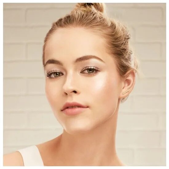 Как выглядит хайлайтер для лица L'Oreal Paris Жидкий хайлайтер для сияния кожи Glow Mon Amour, тон 01 светлый