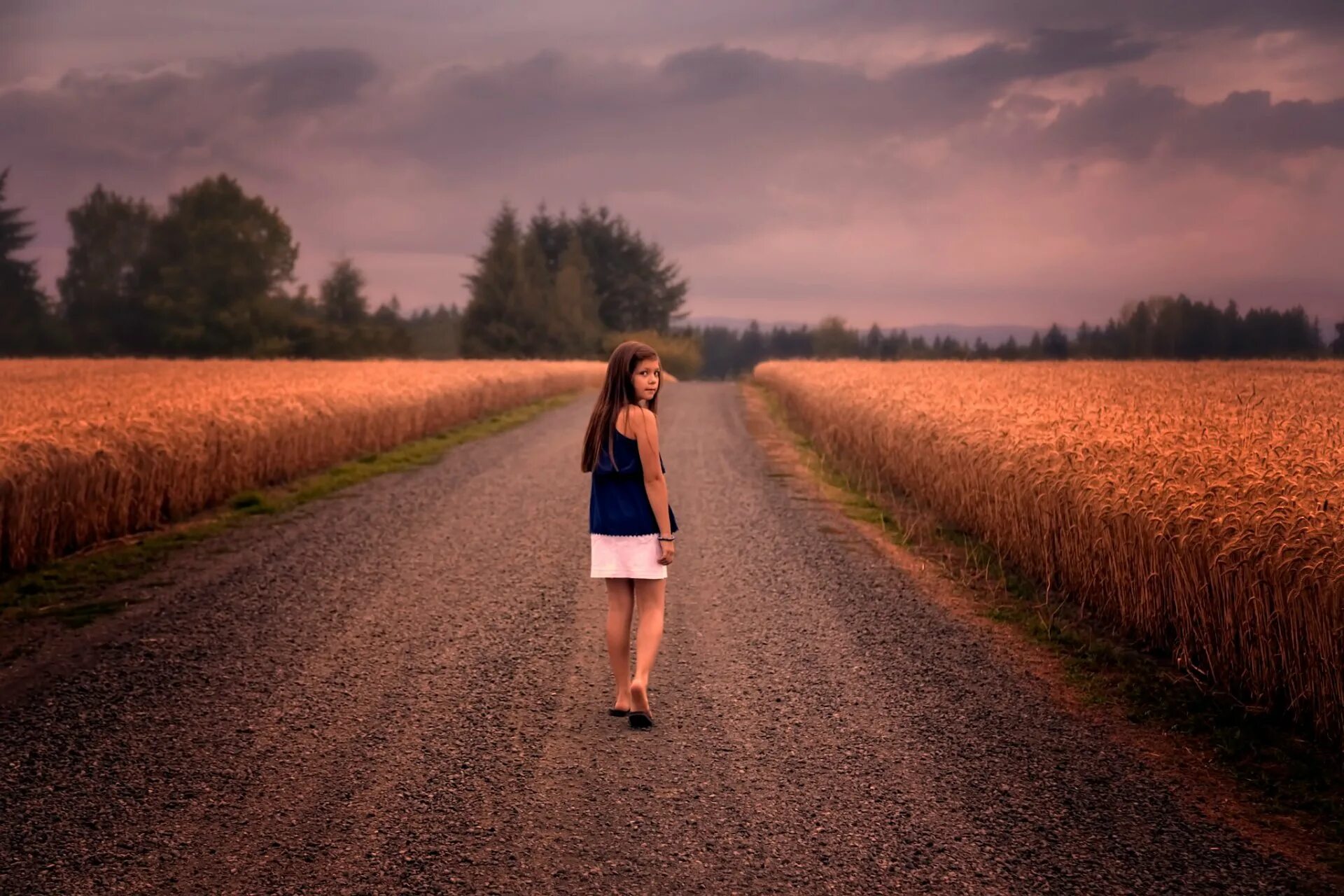 Девушка на дороге в поле. Фотосессия на дороге. Девушка на проселочной дороге. Уходящая девушка.