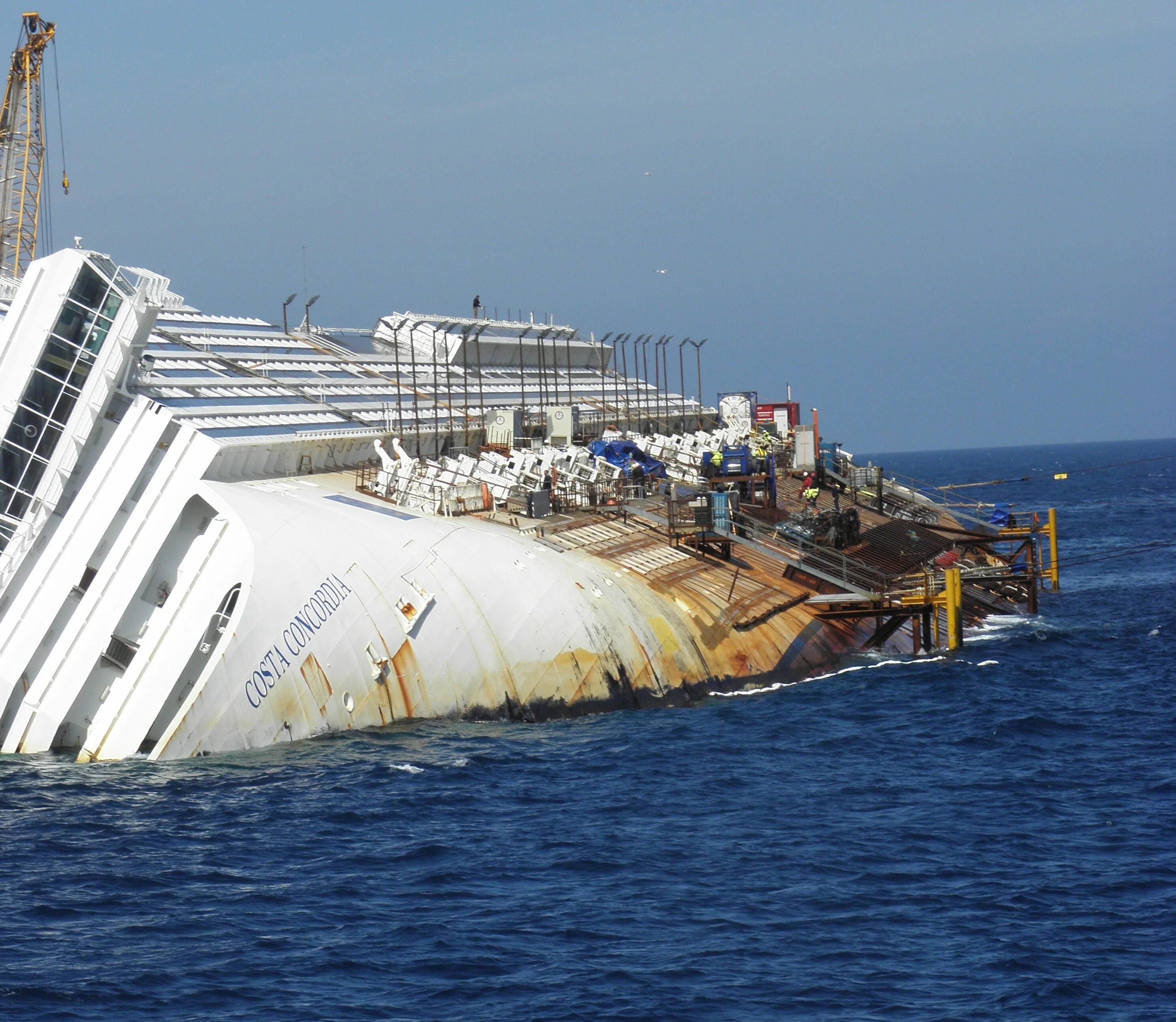 Costa concordia крушение. Коста Конкордия крушение. Корабль Коста Конкордия. Круизный лайнер Коста Конкордия. Коста Конкордия затонувшие корабли.