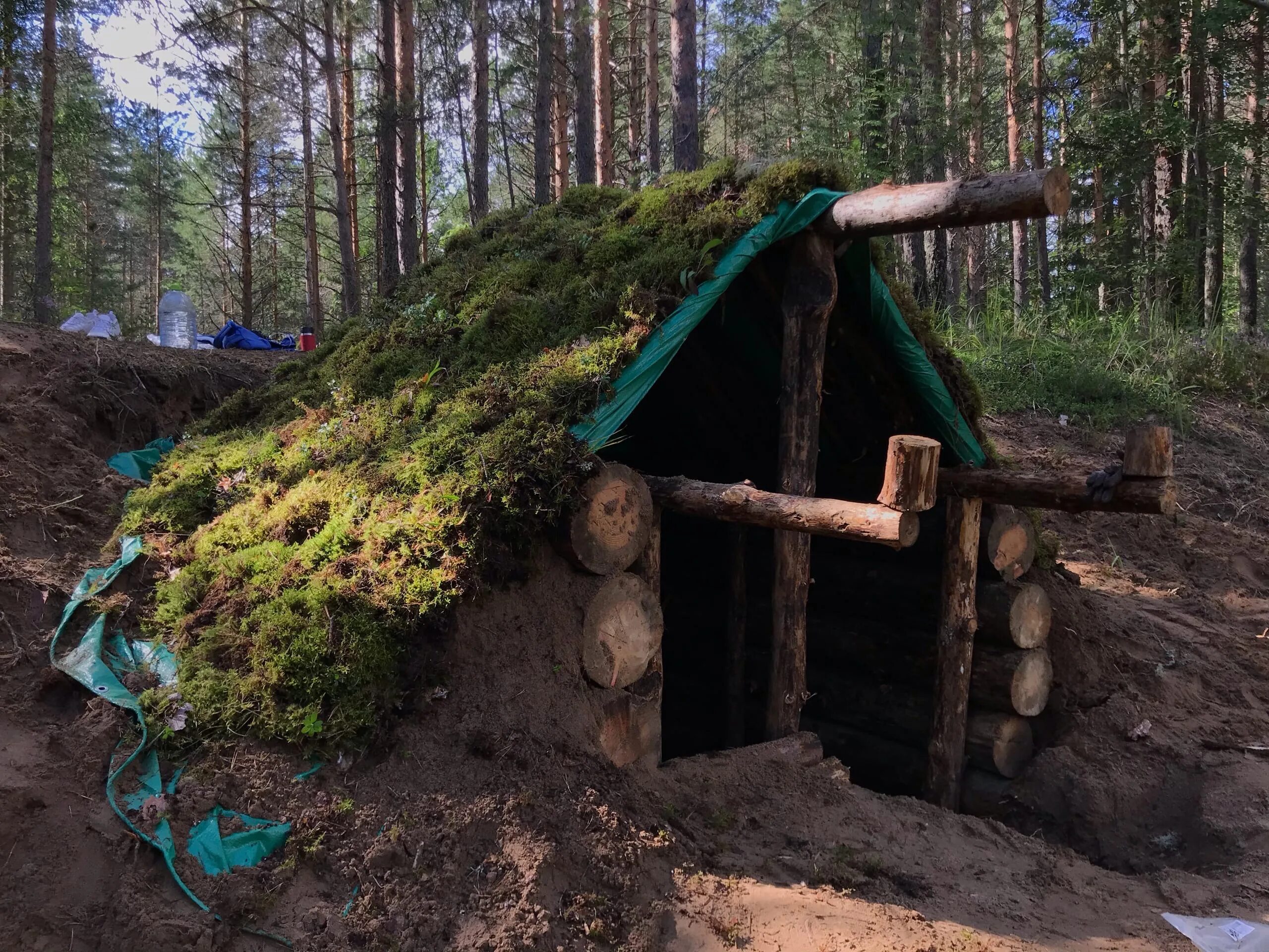 Землянка в лесу землянка. Землянка НСО. Землянка в России. Землянка снаружи. Мужья для землянки 2 алена тарасенко