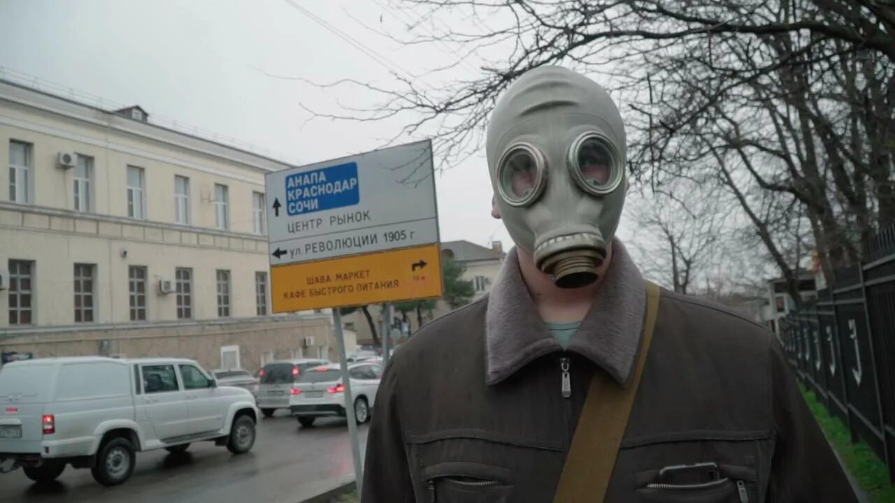 Новороссийские противогазы. Памятник в маске медицинской. Фото улица лысый в маске. Покажут ли сегодня маску