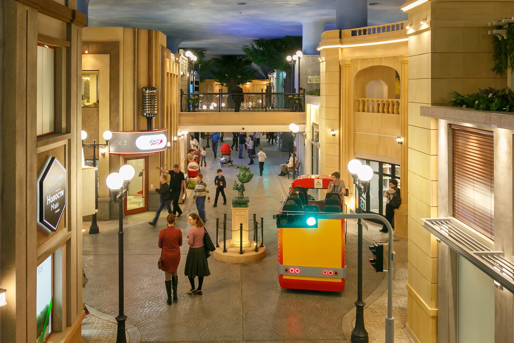 Кидзания работники. Детский центр в москве кидзания. Шоколатье кидзания. Kidzania в москве. Город кидзания авиапарк.