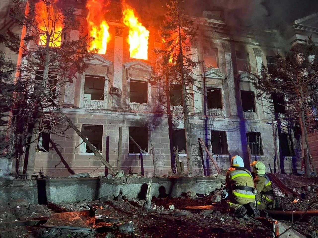 Разрушенный николаев. Пожар фото. Разрушенные здания в Украине. Разрушенное здание. Пожар в здании.