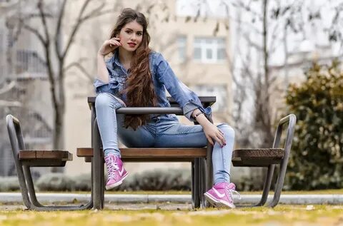Женщины сидят на улице