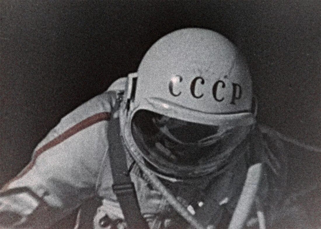 Выход в открытый космос ссср. Космонавт Леонов в открытом космосе.