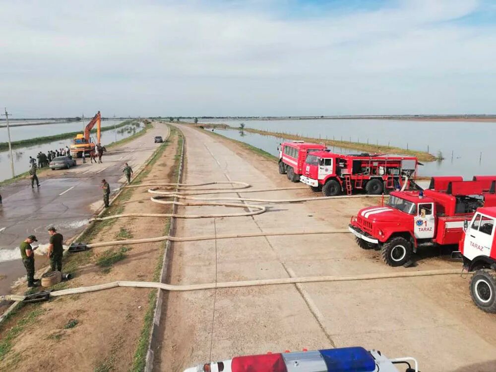 Паводок в атырау. Мактааральский район Туркестанской области. Село дамба Казахстан. Дамба в селе. Туркестан наводнение.