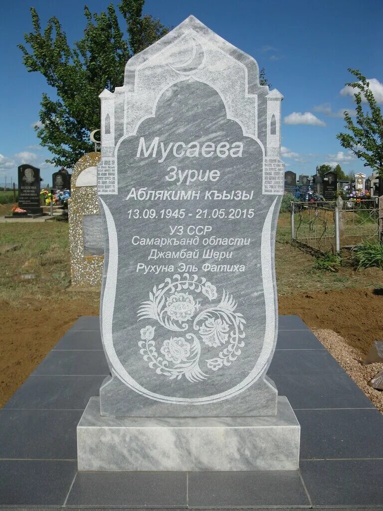 Татарский памятник на могилу. Памятник мусульманский гранит. Надмогильные памятники на мусульманском кладбище. Татарский памятник на могилу. Мусульманские памятники из гранита.