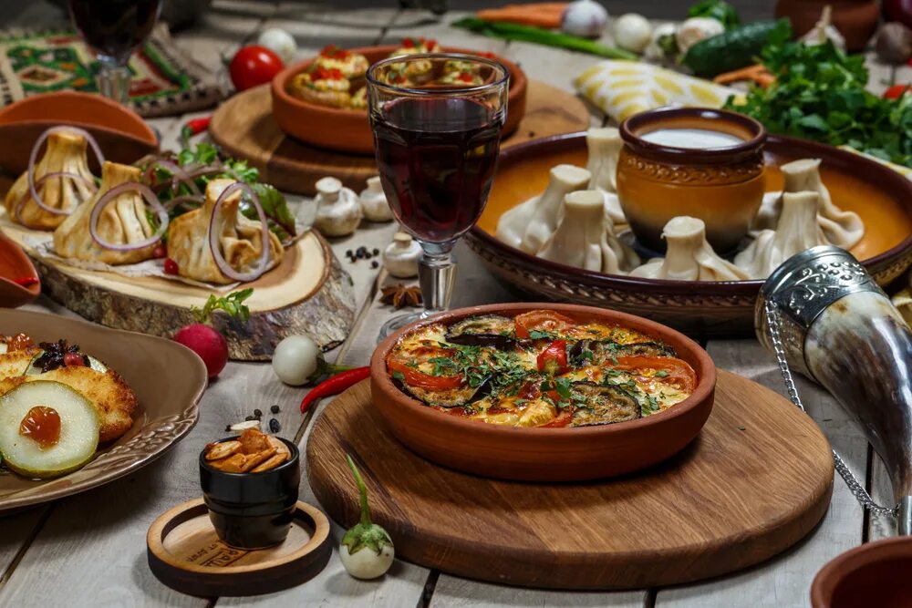 Грузия хачапури и хинкали. Грузинская кухня стол. Грузинская кухня фотосток. Национальная еда грузии. Кухня турции.