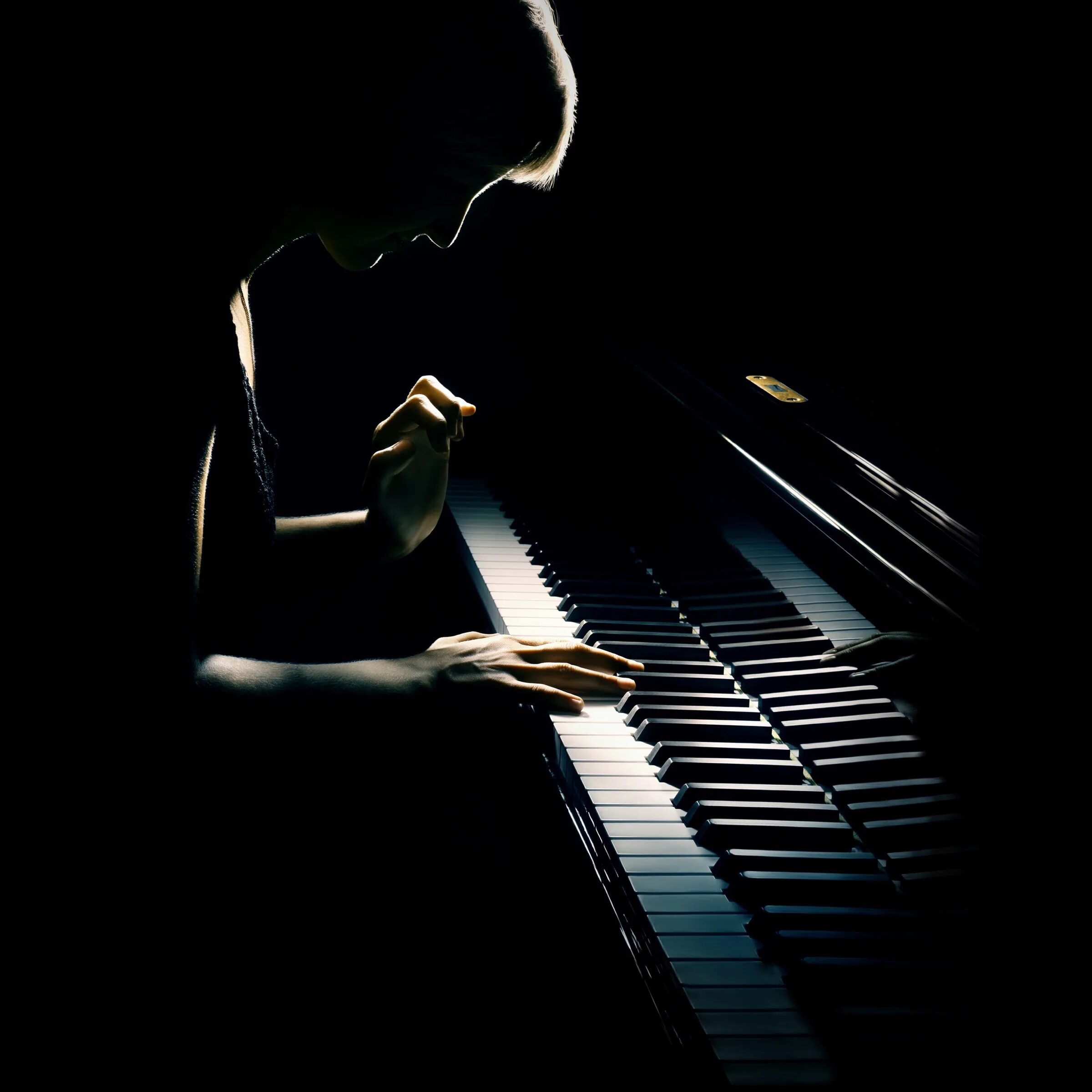 Пианист в темноте. Пианино в темноте. Пианист на черном фоне. Рояль в ночи. Piano play song