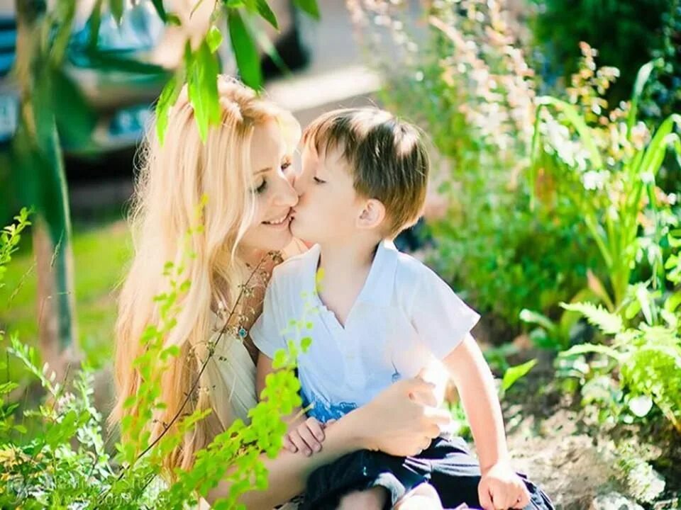 Молоденький мальчик с мамой. Счастливая мама с ребенком. Мама и малыш осенью. Фотосессия мать и сын. Мальчик обнимает маму.