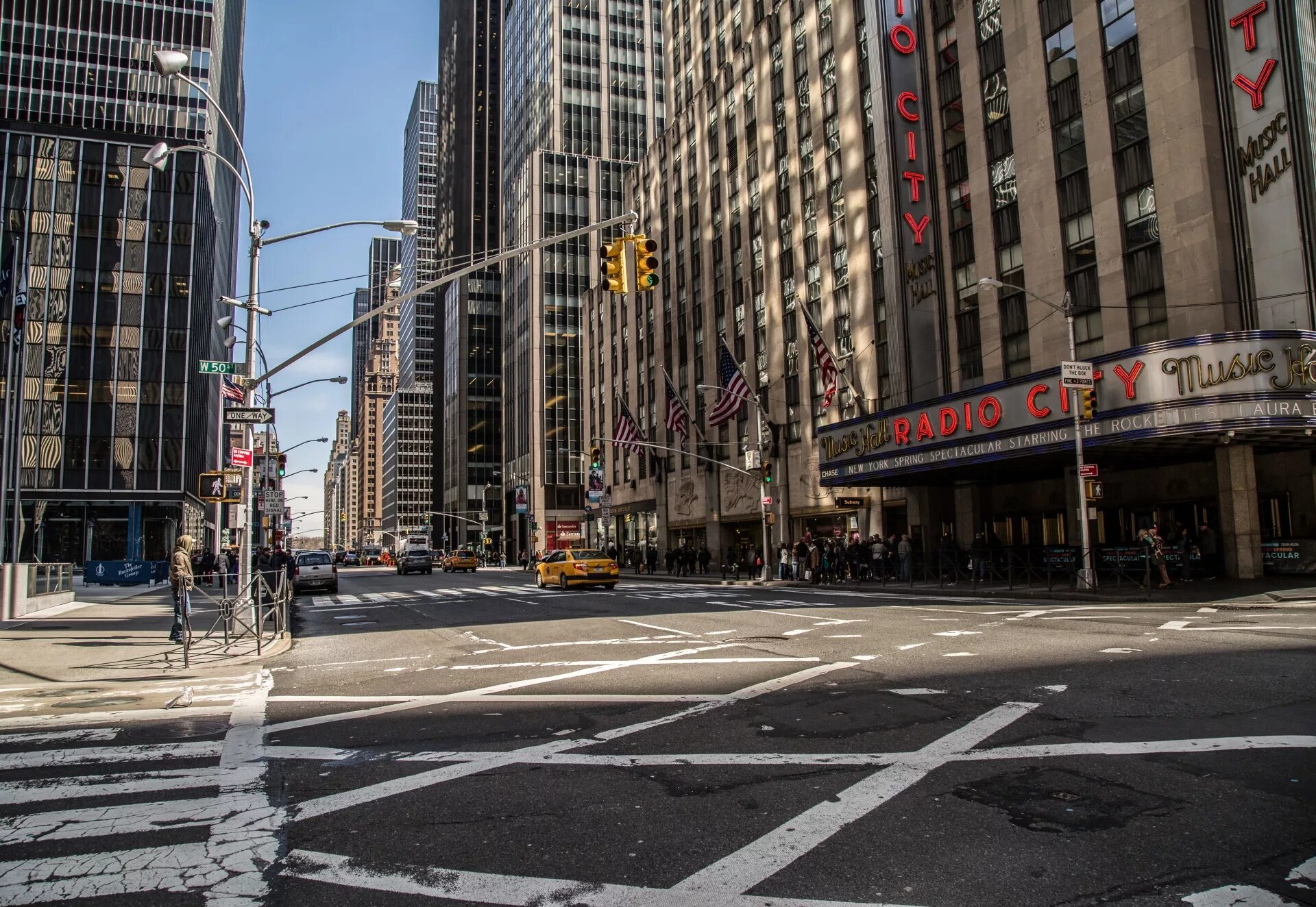 New york city streets. Нью-Йорк улицы. Нью-Йорк Манхеттен улицы. Нью-Йорк улицы города Манхэттен. Улицы Нью-Йорка вид сбоку.