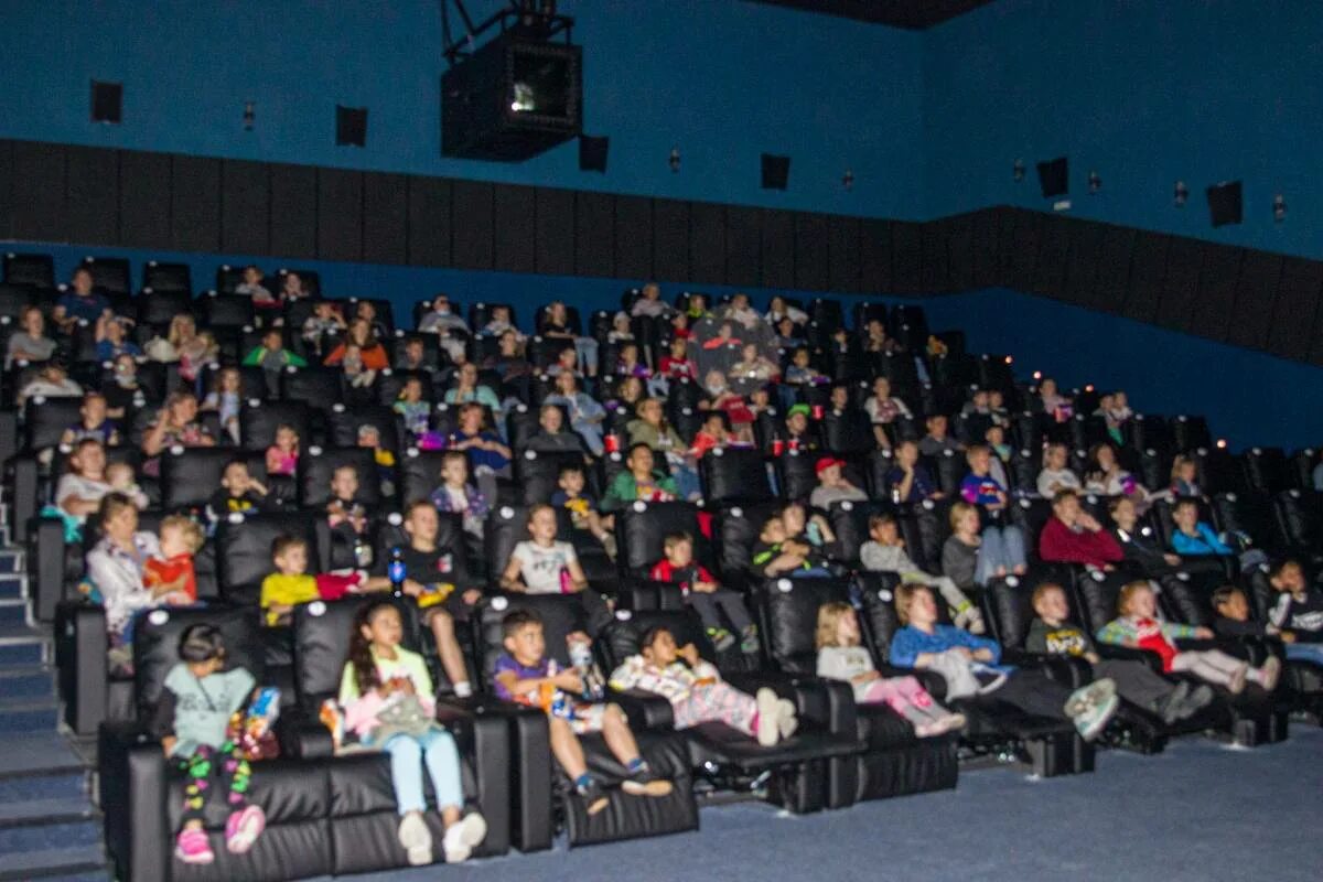 Кинотеатр веермол Екатеринбург. Мягкий кинотеатр Екатеринбург веер Молл. Veer Mall Екатеринбург кинотеатр. Кинотеатр в веер моле.