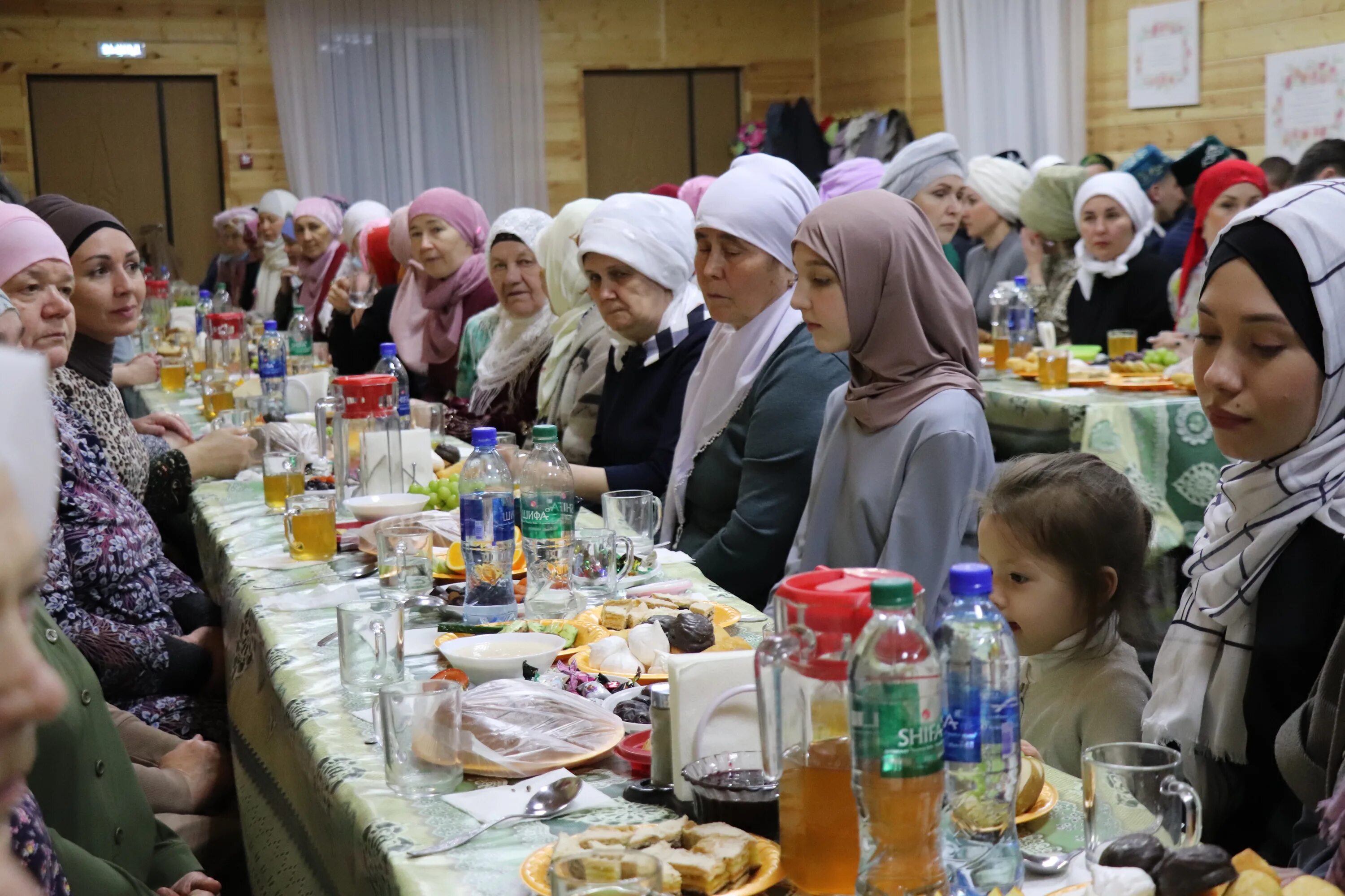 Когда начинается ифтар сегодня. Минская мечеть ифтар. Село Алтары Ромодановский район Рамадан ифтар. Ифтар в мечети. Ифтар разговение.