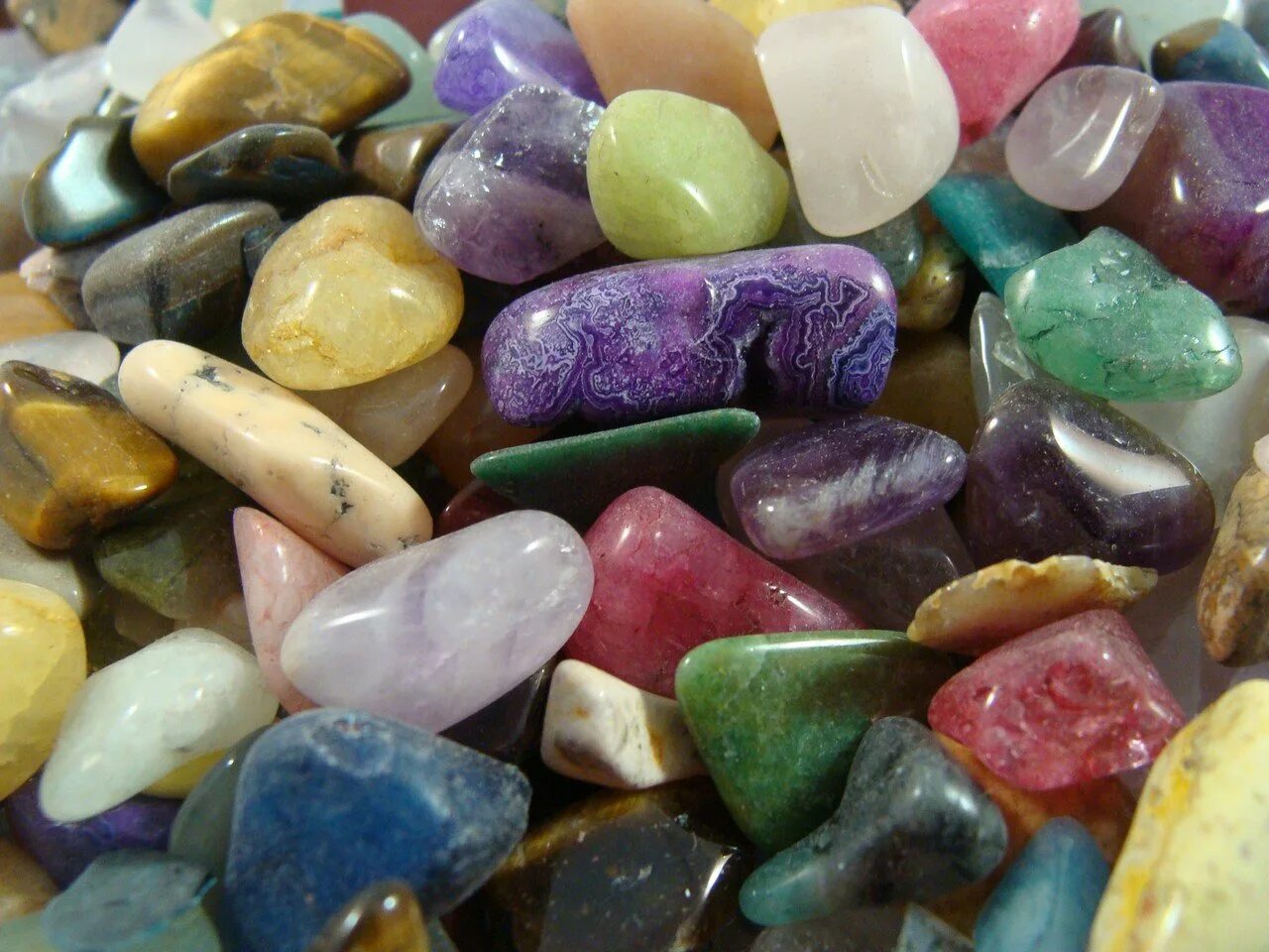 Разнообразие камней. Самоцветы минералы. Камни Самоцветы драгоценные поделочные. Самоцветы полудрагоценные камни. Разноцветный полудрагоценный камень.