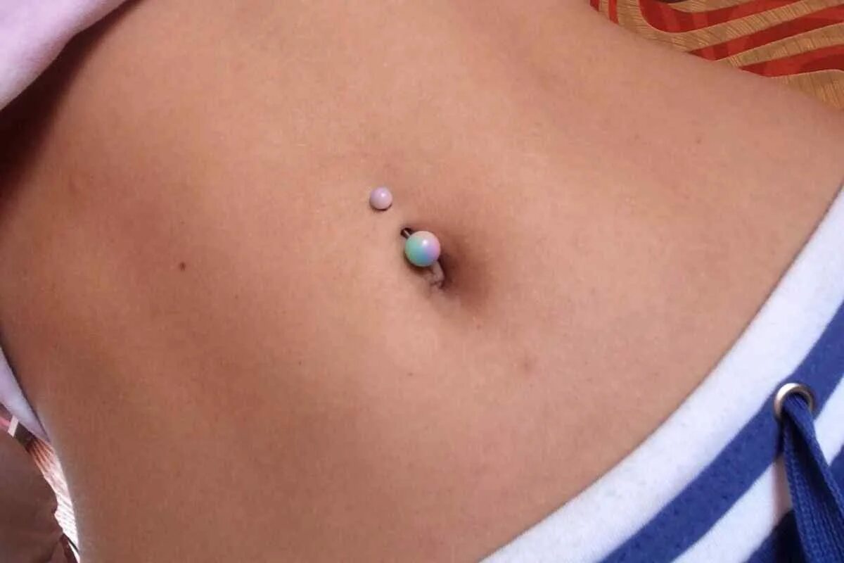 Сережка в пупок. Пирсинг пупка. Микродермал осложнения. Сережка в пупок колечко. Пирсинг пупка с небольшим животиком.