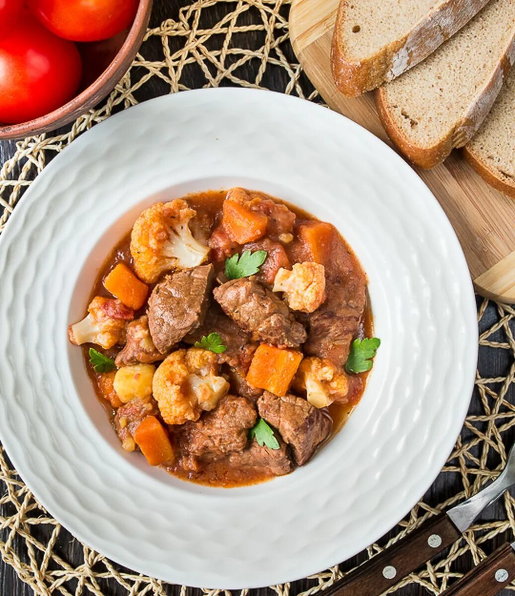 Рагу мясные блюда. Рагу мясные блюда. Рагу с мясом. Мясное рагу. Биф бургиньон.