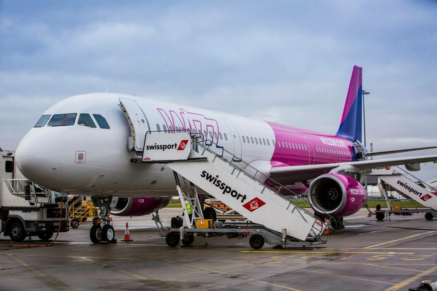 Авиакомпания wizzair. Wizz Air авиакомпания самолет. Венгерская авиакомпания Wizzair. Wizz Air Cargo a220. Wizz Air самолеты компании.