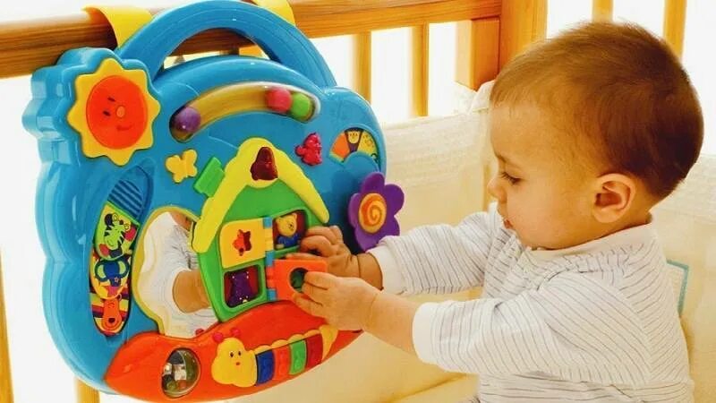 Какие развивающие игрушки нужны ребенку в 1. Подарок ребенку на 1 год. развивающиеся игрушки для детей 9 месяцев. развивающие игрушки для малышей 9 месяцев. развивающие игрушки для малышей от 6 месяцев.