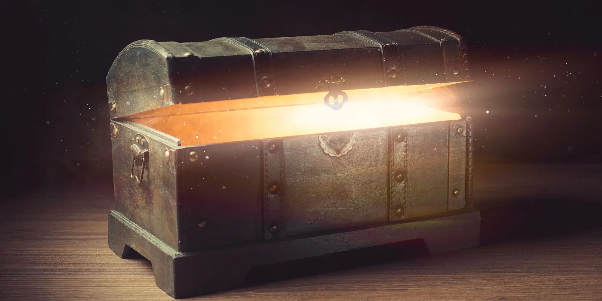 сказочный сундучок. сундук лунного сияния. приоткрытый сундук. свет из сундука. сундук пропс концепт.