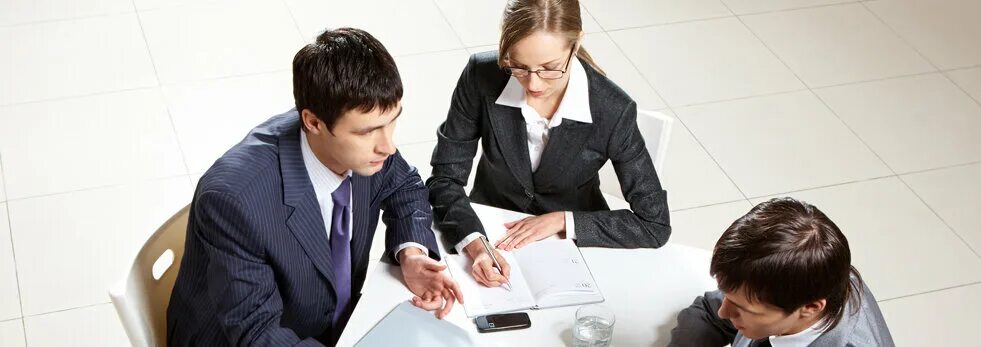 деловая встреча. кредитный брокер. посредник занимающийся кредитованием. страховой агент. банковский работник.